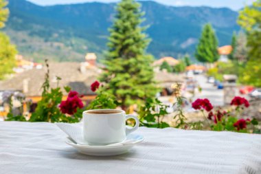 Geleneksel tavernada bir fincan beyaz Yunan kahvesi. Metsovo, Epirus, Yunanistan