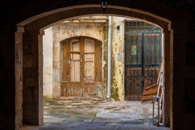 Kemer yolundan eski avluya manzara. Syracuse, Sicilya, İtalya