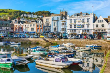 Dartmouth, Devon, İngiltere - 8 Ekim 2023: Tarihi evlerle çevrili kentsel marina manzarası