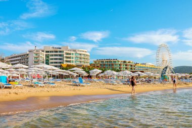 Sunny Beach, Bulgaristan - 11 Temmuz 2024: Sabahları neredeyse boş bir sahil manzarası
