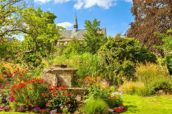 Fellows Garden ve Balliol Koleji 'nin ana binasına bakın. Oxford, İngiltere