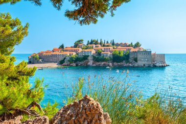 Adriyatik Denizi 'ndeki Sveti Stefan adasının deniz manzarası. Karadağ