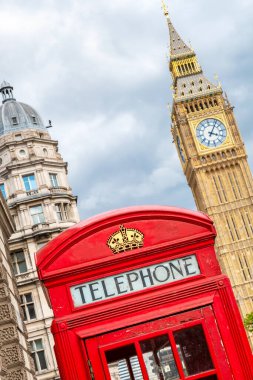 Big Ben kulesinin önündeki kırmızı telefon kulübesi. Londra, İngiltere. Seçici odak