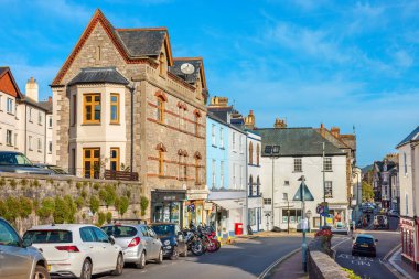 Dartmouth, Devon, İngiltere - 8 Ekim 2023 Manzaralı Newcomen Caddesi