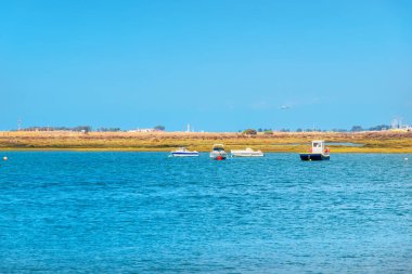 Ria Formosa 'daki tekneler ve Faro havaalanı. Algarve, Portekiz