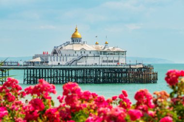 İngiliz kanalında Eastbourne İskelesi manzarası. Doğu Sussex, İngiltere. 