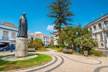 Tarihi binalar Dr. Antonio Padinha meydanını çevreledi. Tavira, Algarve, Portekiz