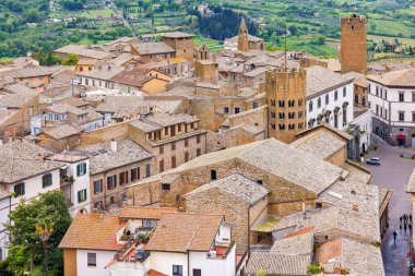Meydanı ve belediye binası olan Orvieto şehrinin manzarası. Umbria, İtalya
