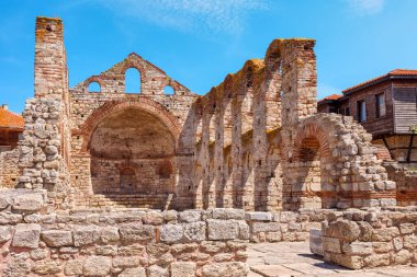 Nessebar 'daki Aziz Sophia Kilisesi' nin harabelerinin önü. Bulgaristan