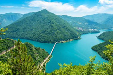 Piva Gölü 'nün (Pivsko Jezero) tepesindeki manzarası. Karadağ