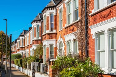 Geleneksel tuğla teraslı evler Londra 'da. İngiltere