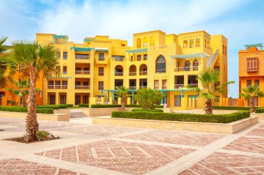 El Gouna kasabasındaki yeni marinayı çevreleyen yerleşim yerleri. Mısır