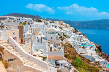 Oia 'nın pitoresk köyündeki kaldera kenarındaki beyaz binalar. Santorini Adası, Yunanistan