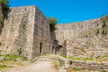 Stari Bar 'da (Old Bar) Citadel' in avlusu. Karadağ