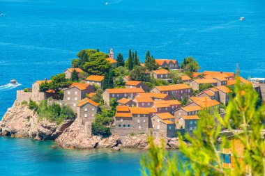 Adriyatik Denizi 'ndeki Sveti Stefan adasının en iyi manzarası. Karadağ