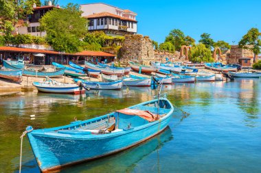 Deniz limanında küçük tahta balıkçı tekneleri. Nessebar, Bulgaristan