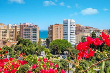 Gibralfaro kalesinden Malaga 'nın ufuk çizgisi manzarası. Costa del Sol, Endülüs, İspanya