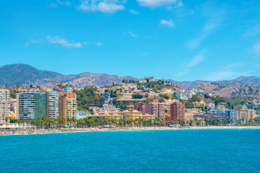 Denizden Malaga 'nın uzun kıyı şeridi manzarası. Endülüs, İspanya