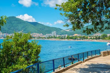 Rıhtım ve sahil şeridi boyunca gezinti. Budva, Karadağ