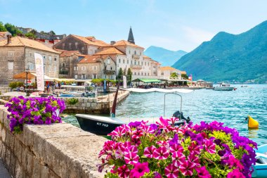 Perast, Karadağ - 11 Temmuz 2023: Kotor Körfezi kıyısındaki eski kentte sahil gezisi