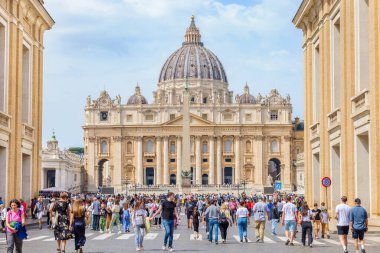 Vatikan, Roma, İtalya - 15 Nisan 2024: St. Peter Bazilikası 'nı ziyaret eden turistler