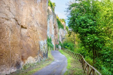 Orvieto şehrinin bulunduğu uçurumun etrafındaki yürüyüş yolu. Umbria, İtalya