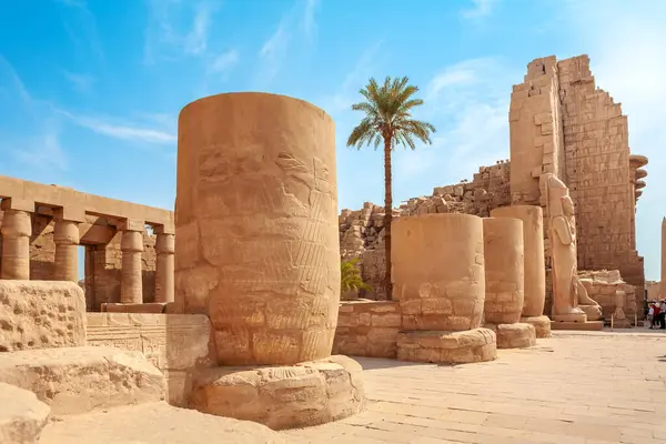 Shoshenq Sarayı 'nın sütunlarına ve Karnak Tapınağı' nın ikinci direğine bakın. Luxor, Mısır