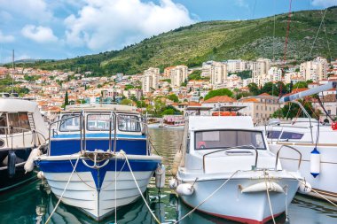 Dubrovnik 'teki Gruz limanına küçük tekneler yanaştı. Adriyatik Denizi, Hırvatistan