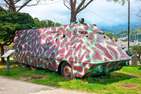 Dubrovnik, Hırvatistan - 27 Nisan 2025: Majsan zırhlı aracı iç savaş sırasında Dubrovnik 'i savunmak için kullanıldı