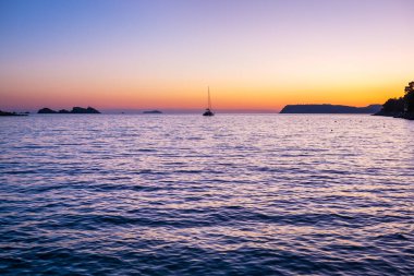 Günbatımından birkaç dakika sonra Lapad Körfezi 'nin manzarası. Dubrovnik, Hırvatistan