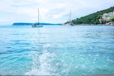 Lapad Körfezi 'nin sakin mavi sularındaki yelkenliler. Adriyatik Denizi, Dubrovnik, Hırvatistan