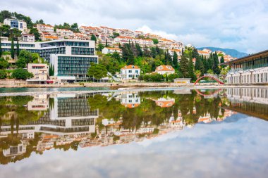 Sakin sular Lapad bölgesindeki evleri ve Dubrovnik 'teki tepeleri yansıtır. Hırvatistan