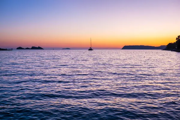 Günbatımından birkaç dakika sonra Lapad Körfezi 'nin manzarası. Dubrovnik, Hırvatistan