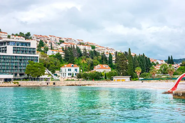 Lapad bölgesindeki çakıl taşı plajı ve yamaçtan evler. Dubrovnik, Hırvatistan