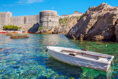 Fort Bokar, Batı Limanı 'nın berrak sularının üzerinde. Dubrovnik, Hırvatistan