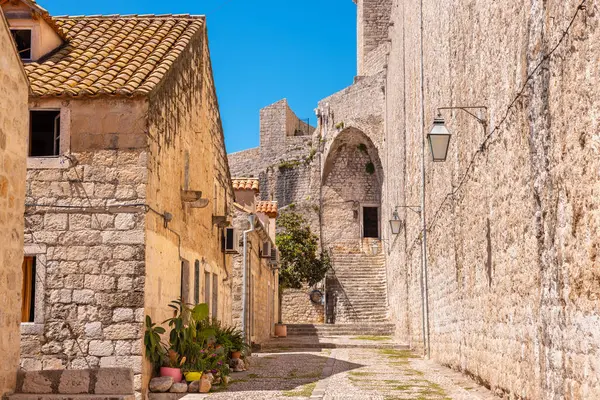 Eski şehrin duvarları boyunca ortaçağ caddesi. Dubrovnik, Hırvatistan