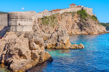 Bokar Kalesi ve Adriyatik Denizi 'nin üzerindeki eski kasaba duvarları. Dubrovnik, Hırvatistan