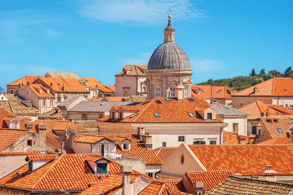 Dubrovnik Katedrali 'nin kubbesi eski şehrin kiremitli çatılarının üzerinde yükseliyor. Hırvatistan