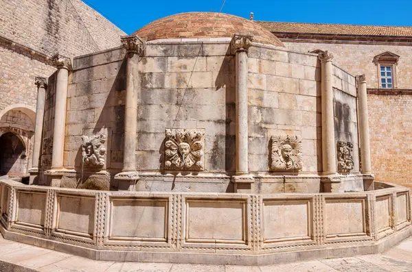 Pile Gate yakınlarındaki Big Onofrio Çeşmesi 'nin panoramik manzarası. Dubrovnik, Hırvatistan