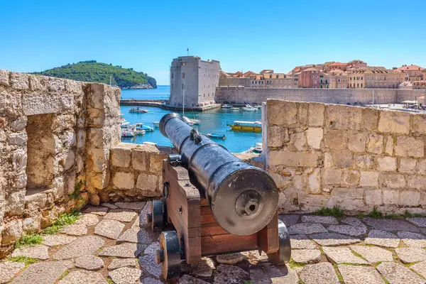 Tarihi şehri çevreleyen savunma duvarlarında toplar var. Dubrovnik. Hırvatistan