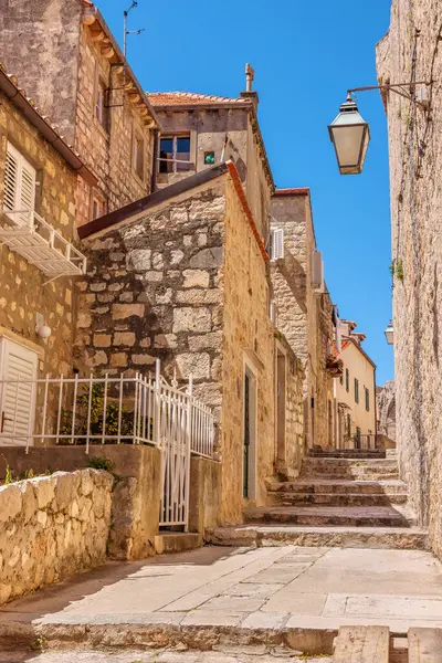 Eski şehrin duvarları boyunca ortaçağ caddesi. Dubrovnik, Hırvatistan