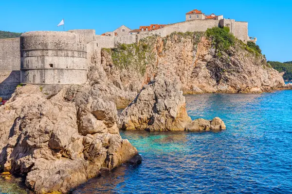 Bokar Kalesi ve Adriyatik Denizi 'nin üzerindeki eski kasaba duvarları. Dubrovnik, Hırvatistan