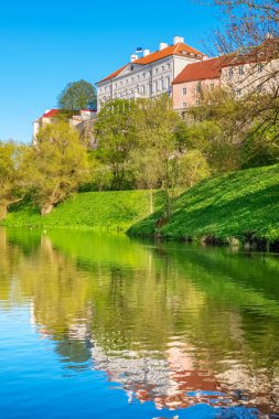 Toompark 'tan hükümet binası olan eski kasabaya bak. Tallinn, Estonya