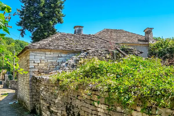 Koukouli köyünde taş çatılı evler. Zagori, Epirus, Yunanistan