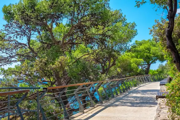 Adriyatik Denizi 'ndeki rıhtım manzarası. Dubrovnik, Hırvatistan