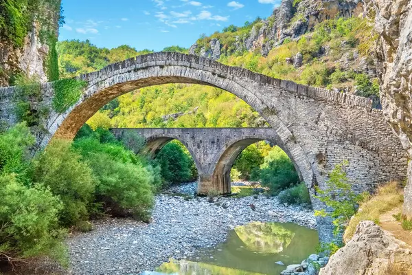 Voidomatis Nehri üzerinde 1750 yılında inşa edilen Noutsos Köprüsü (ya da Kokoris). Epirus, Yunanistan