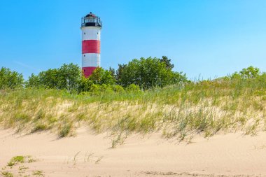 Narva-Joesuu 'daki kumsalların üzerinde eski deniz feneri yükseliyor. Estonya