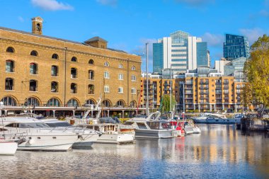 St. Katharine rıhtımının demirli tekneleriyle manzarası. Londra, İngiltere