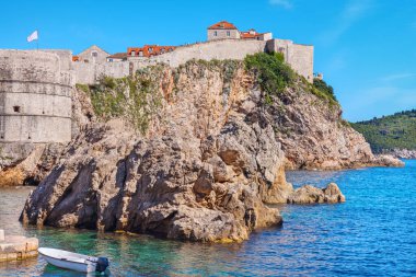 Bokar Kalesi ve Adriyatik Denizi üzerindeki eski kasaba duvarları. Dubrovnik, Hırvatistan