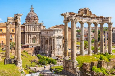 Roma Forumunda Satürn ve Vespasian tapınakları. Roma, İtalya